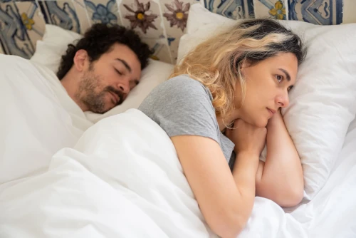 Couple discutant pour mieux répartir la charge mentale et sortir du rôle de parent par défaut