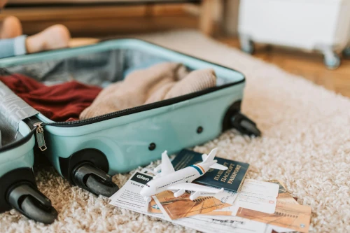 Famille préparant ses valises et papiers pour les vacances