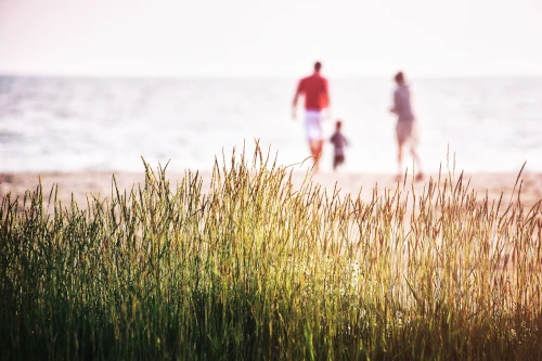 Parent serein organisant les vacances en famille sans charge mentale